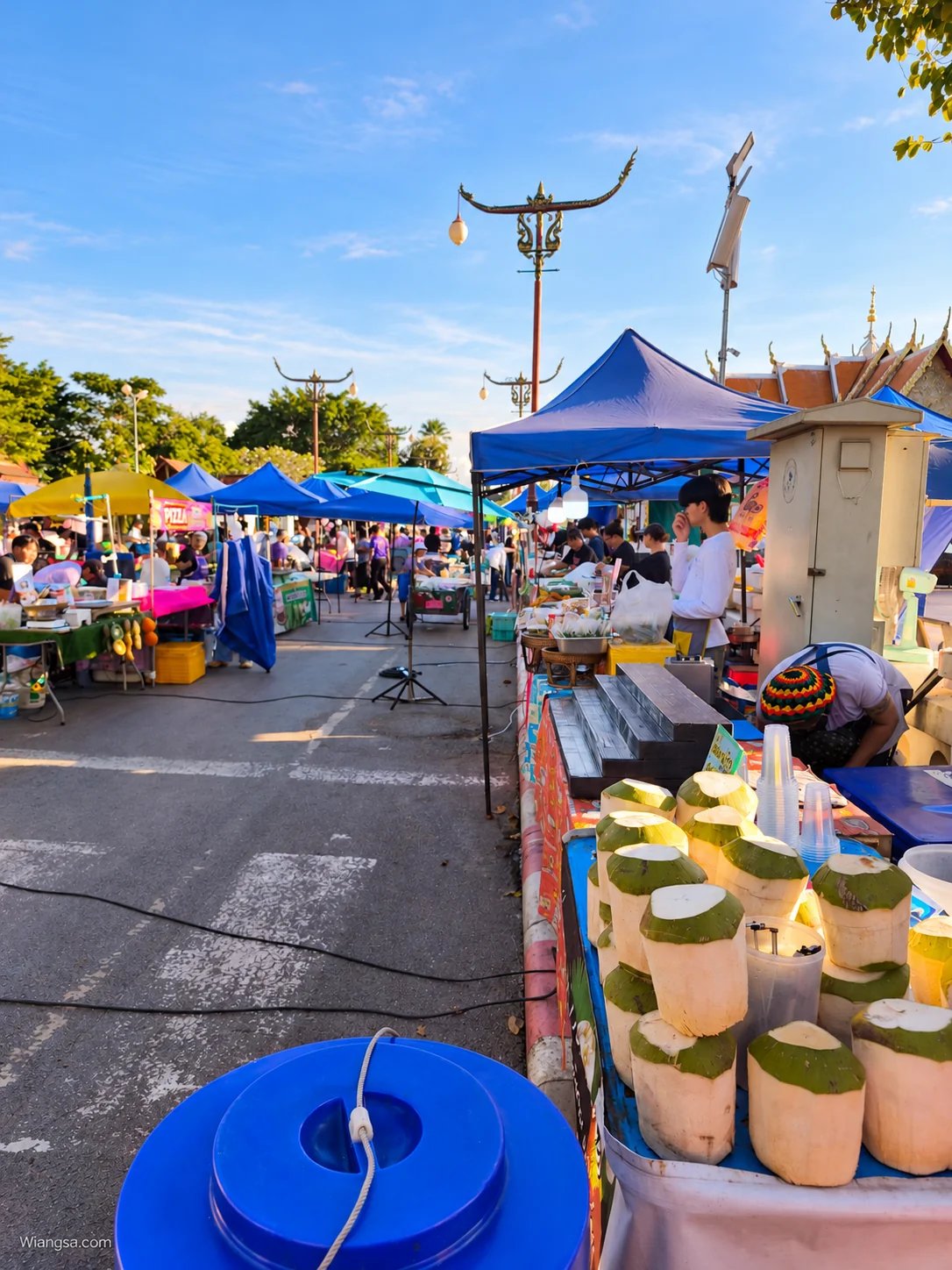 แผงมะพร้าวและร้านเครื่องดื่มในบรรยากาศกาดข่วงเมืองน่าน