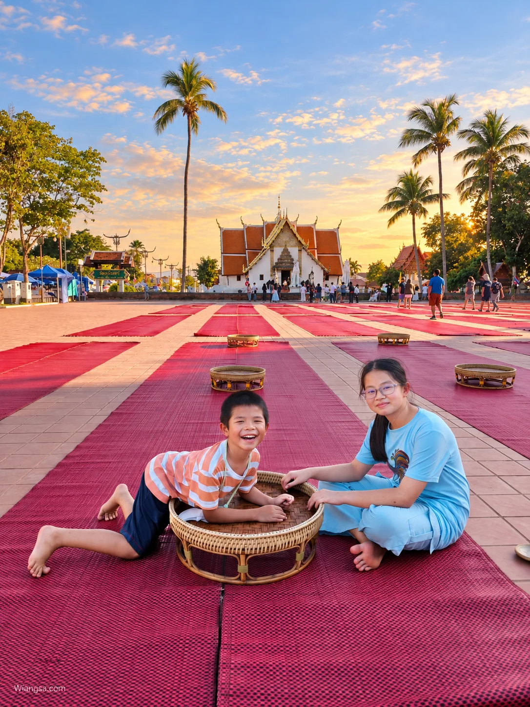 ภาพประกอบลานขันโตกหน้าวัดภูมินทร์ มีเสื่อและโต๊ะขันโตกจัดเรียงไว้