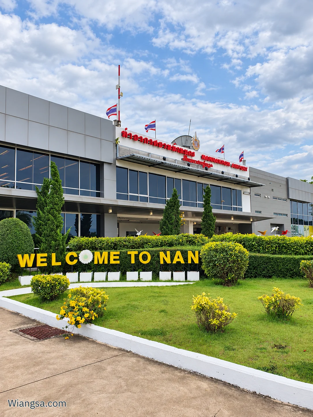 ด้านหน้าอาคารท่าอากาศยานน่านนครและสวนไม้ประดับพร้อมป้ายต้อนรับจังหวัดน่าน